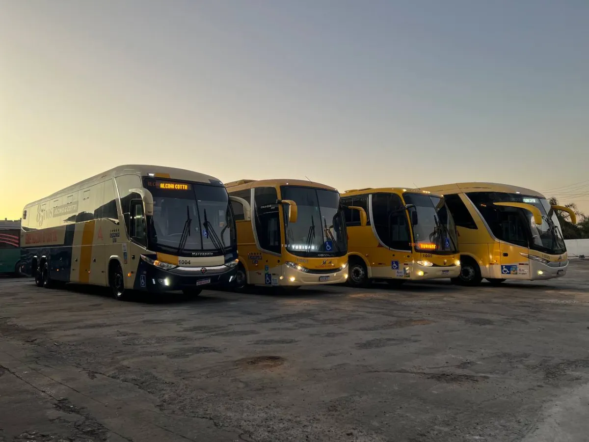 Frota de ônibus Alcino Cotta ao entardecer